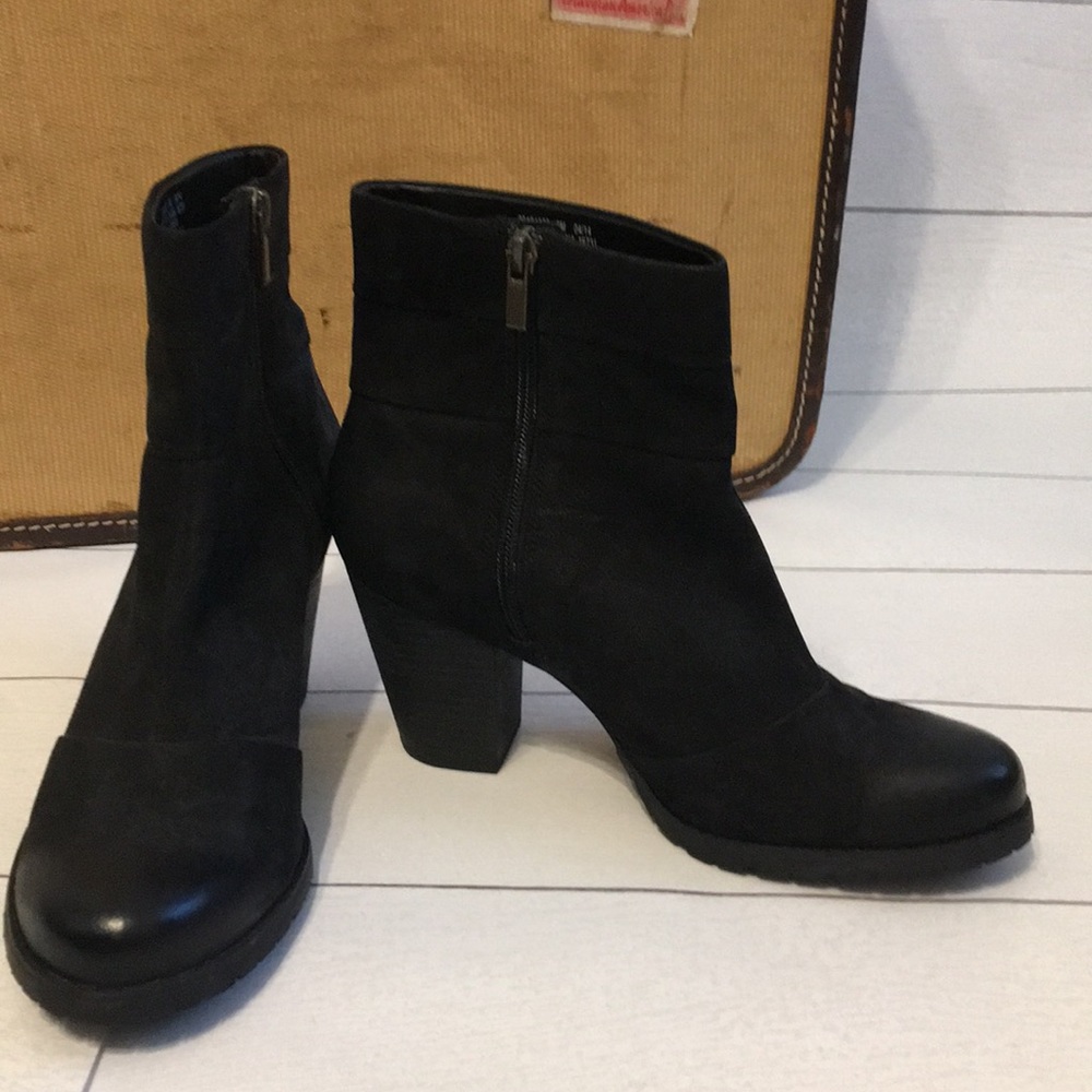 Clark’s Artisan Black Ankle Zip Bootie